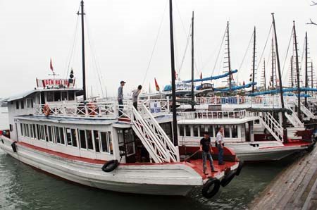 Việc tổ chức thu phí sử dụng cầu bến, phao neo đối với hành khách qua Cảng tàu khách quốc tế Tuần Châu chỉ được thực hiện sau khi có ý kiến của UBND tỉnh (Ảnh: Vietnamplus)